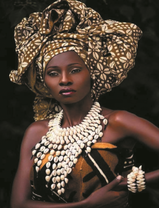 Девушка с украшением из ракушек