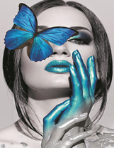 Девушка с голубой бабочкой на лице