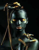 Алмазная вышивка «Девушка в черно-золотом макияже»