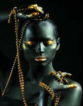 Девушка в черно-золотом макияже