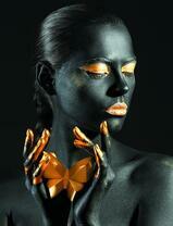 Девушка с золотой бабочкой в руках