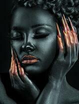 Девушка с оригинальным макияжем