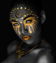 Девушка с оригинальным макияжем