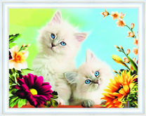 Белые голубоглазые котята среди цветов