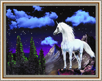 Единорог с видом на ночные горы