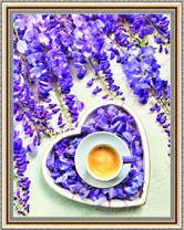 Чашечка кофе среди сиреневых цветов