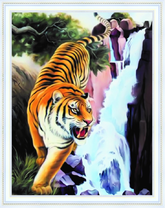 Злой тигр у водопада