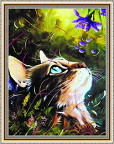 Голубоглазая кошечка и фиолетовый цветок