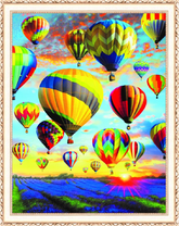 Много воздушных шаров над лавандовым полем