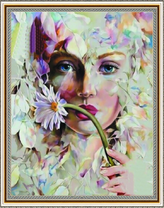 Девушка с крупной ромашкой