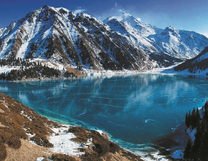 Замёрзшее озеро среди гор