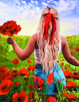 Девушка в шортах среди макового поля