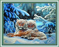 Заснеженные тигры среди елей