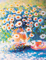 Букетик ромашек и незабудок на столе с чаем