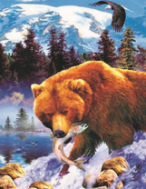 Бурый медведь с рыбой в зубах