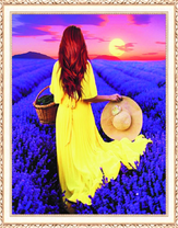 Девушка в желтом платье среди лаванды