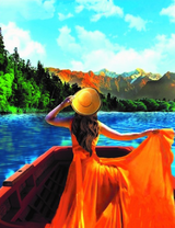 Девушка в оранжевом платье среди озера