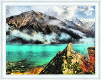 Пейзаж с горами у озера