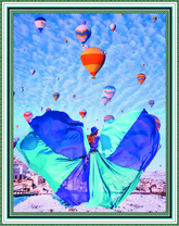 Девушка в оригинальном платье на фоне воздушных шаров