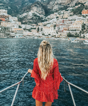 Блондинка в красном на фоне гор