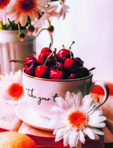 Чашка с черешней и букет ромашек