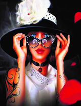 Дама в очках и розой на шляпе