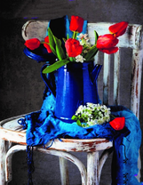 Красные тюльпаны в синем чайнике