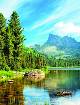 Прозрачное озеро среди гор