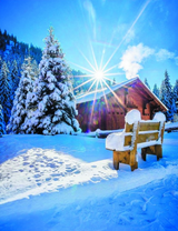 Заснеженная скамейка у дома в горах