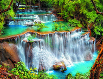 Каскадная река среди леса