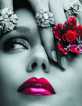 Девушка со сногсшибательными кольцами