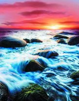 Взволнованное море на закате дня