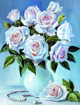 Букет белых роз и украшения с жемчугом