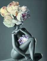 Обнаженная девушка с большими пионами