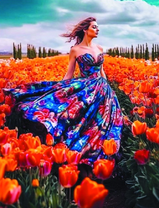 Красивая девушка на поле тюльпанов