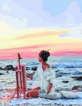 Девушка пишет у моря