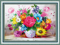 Букет ярких цветов в белой вазе