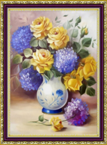 Белый кувшин с букетом розочек