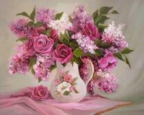 Белый кувшинчик с розами и сиренью