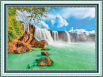 Зелёные воды водопада на скалах