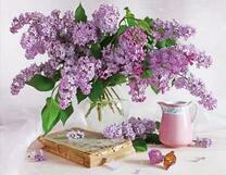 Старая книга и нежный букет сирени