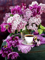 Сирень, тюльпаны и чашечка кофе