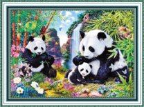 Милое семейство панд у водопада