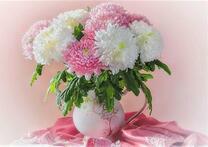 Белый кувшинчик с пушистыми хризантемами