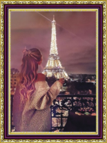 Девушка любуется огнями Эйфелевой башни