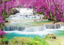 Красочный водопад в фиолетовом лесу