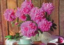 Букет пионов и чашечка чая