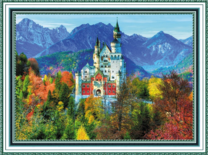 Красочный замок в осенних горах