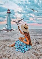 Девушка рисует маяк и чаек