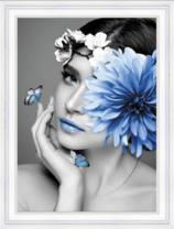 Девушка с синей помадой, цветочком и бабочкой